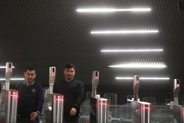 Pasageri trecând prin porțile de bilete la stația Oktiabrskoie Pole. - Sputnik Moldova-România