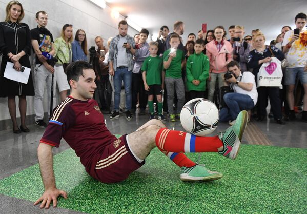 Atelier de fotbal freestyling în metroul din Moscova.
 - Sputnik Moldova-România