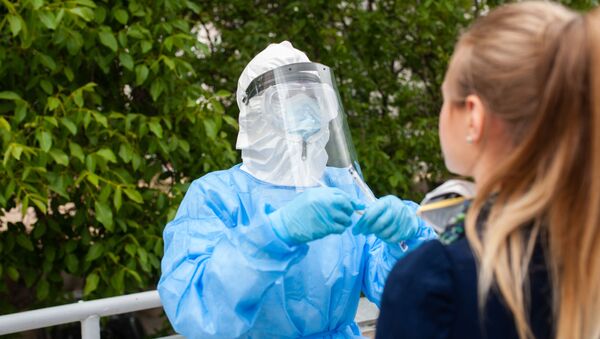 Медицинский работник проводит тест на коронавирус - Sputnik Moldova-România