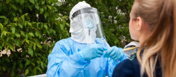 Медицинский работник проводит тест на коронавирус - Sputnik Moldova