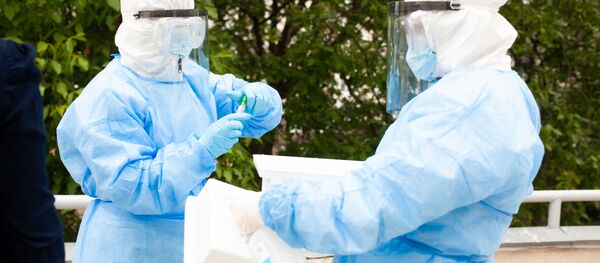 Медицинские работники проводитя тест на коронавирус - Sputnik Moldova