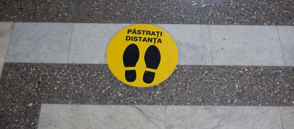 наклейка в поликлинике напоминающая о соблюдение дистанции  - Sputnik Moldova