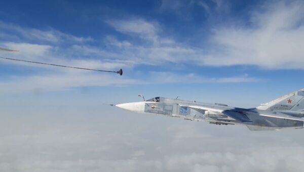 Экипажи фронтовых бомбардировщиков Су-24М отработали дозаправку в воздухе - Sputnik Молдова