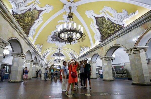 Turiștii admiră somptuosul interior al stației Komsomolskaia.
 - Sputnik Moldova
