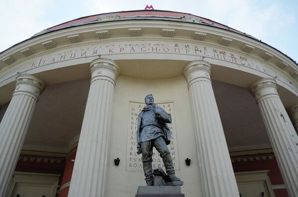 Sculptura „Muncitor vigilent” din fața stației Krasnopresnenskaia.
 - Sputnik Moldova