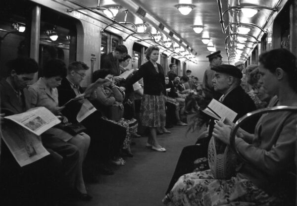 Pasageri citind cărți și ziare în timpul călătoriei cu metroul, 1964.
 - Sputnik Moldova