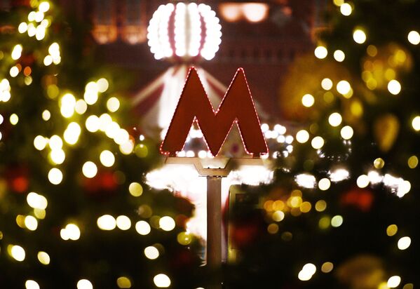Marea literă roșie M - sigla metroului din Moscova. - Sputnik Moldova