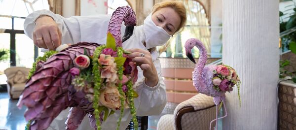 Сотрудница санатория Октябрьский в Сочи работает над цветочной композицией - Sputnik Молдова
