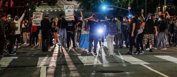 Демонстранты блокируют движение во время акции протеста связанной со смертью Джорджа Флойда - Sputnik Moldova-România