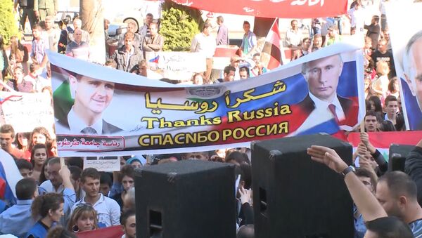 СПУТНИК_Сирийцы с портретами Путина и Асада танцевали на митинге в поддержку ВКС РФ - Sputnik Молдова