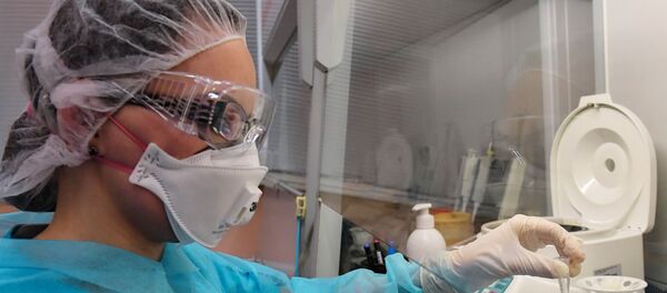 Сотрудник лаборатории ФБУЗ 'Центр гигиены и эпидемиологии в Санкт-Петербурге во время тестирования проб на коронавирус  - Sputnik Moldova