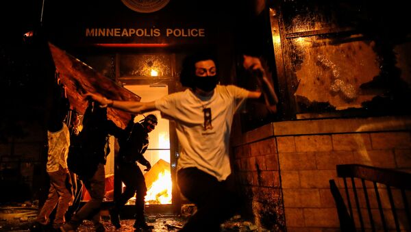 Протестующие у горящего полицейского участка в Миннеаполисе, штат Миннесота, США - Sputnik Moldova-România