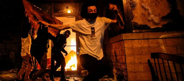 Протестующие у горящего полицейского участка в Миннеаполисе, штат Миннесота, США Протестующие у горящего полицейского участка в Миннеаполисе, штат Миннесота, США - Sputnik Moldova-România