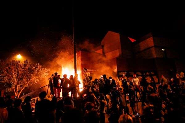 Протестующие у горящего полицейского участка в Миннеаполисе, штат Миннесота, США - Sputnik Moldova-România