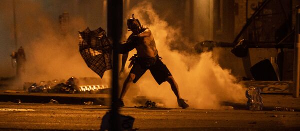 Протестующие у горящего полицейского участка в Миннеаполисе, штат Миннесота, США - Sputnik Moldova-România