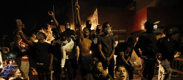 Протестующие у полицейского участка в Миннеаполисе, штат Миннесота, США - Sputnik Moldova