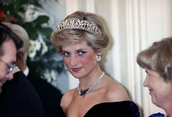 Принцесса Диана на вечернем приеме в честь членов королевской семьи в Бонне,  Германия, 1987 год - Sputnik Moldova-România