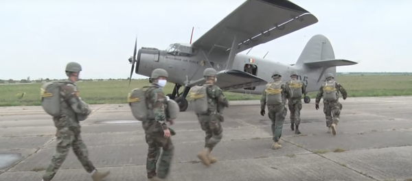 Как прыгают с парашютом военные батальона специального назначения Fulger Как прыгают с парашютом военные батальона специального назначения Fulger - Sputnik Молдова