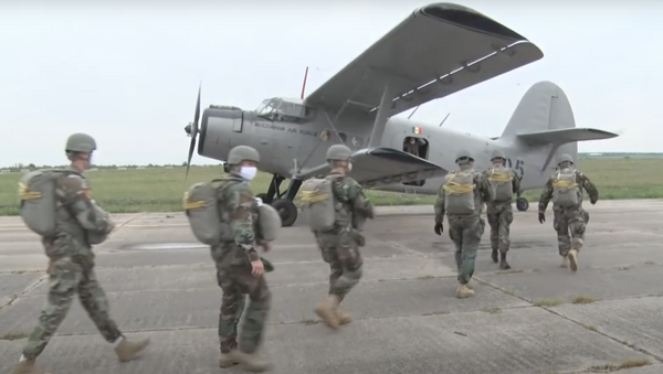 Как прыгают с парашютом военные батальона специального назначения Fulger - Sputnik Молдова