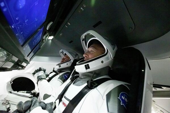 Астронавты Дуглас Херли и Роберт Бенкен в космическом корабле Crew Dragon - Sputnik Молдова
