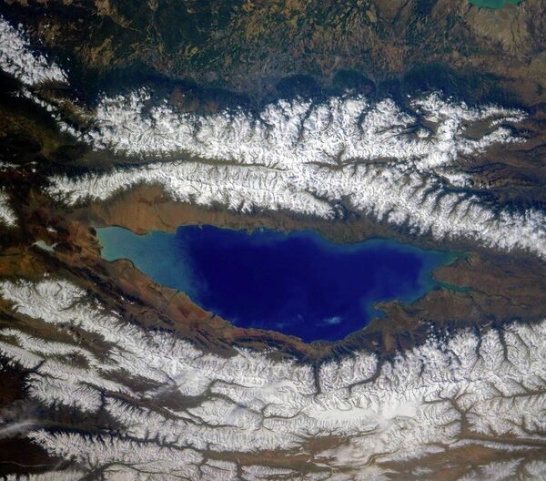 Озеро Иссык-Куль и окружающие его хребты Северного Тянь-Шаня, Киргизия - Sputnik Молдова