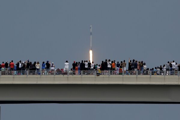 Люди собираются смотреть первый пилотируемый запуск корабля Crew Dragon, созданного компанией SpaceX Илона Маска, на острове Уилсон во Флориде - Sputnik Молдова
