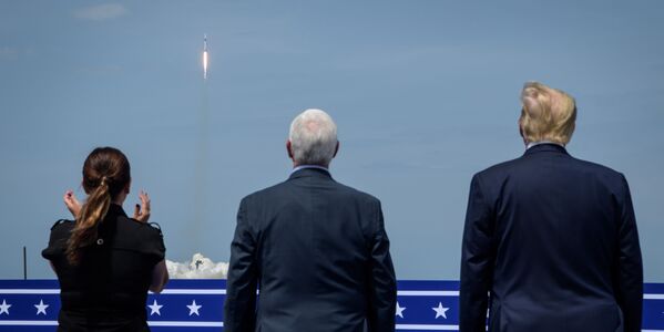 Президент США Дональд Трамп (справа), вице-президент США Майкл Пенс и супруга вице-президента США Карен Пенс следят за первым пилотируемым запуском корабля Crew Dragon, созданного компанией SpaceX Илона Маска - Sputnik Молдова