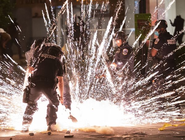 Взрыв брошенной протестующими петарды в Вашингтоне  - Sputnik Moldova