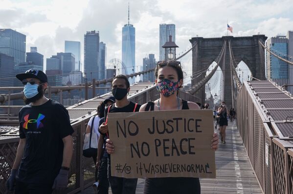 Участники протеста, вызванного смертью афроамериканца Джорджа Флойда, на одной из улиц Нью-Йорка - Sputnik Moldova