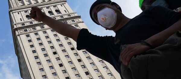 Участники протеста, вызванного смертью афроамериканца Джорджа Флойда, на одной из улиц Нью-Йорка - Sputnik Moldova