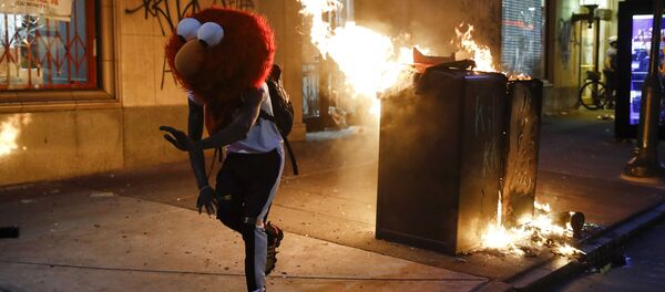 Протестующий в маске Elmo во время протестов в Филадельфии  - Sputnik Moldova-România