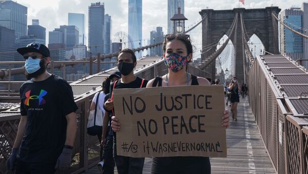 Участники протеста, вызванного смертью афроамериканца Джорджа Флойда, на одной из улиц Нью-Йорка - Sputnik Молдова