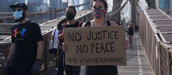 Участники протеста, вызванного смертью афроамериканца Джорджа Флойда, на одной из улиц Нью-Йорка Участники протеста, вызванного смертью афроамериканца Джорджа Флойда, на одной из улиц Нью-Йорка - Sputnik Молдова