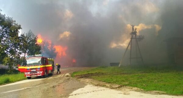 Incendiu puternic la o instalație frigorifică: Acoperișul s-a prăbușit Incendiu puternic la o instalație frigorifică: Acoperișul s-a prăbușit - Sputnik Moldova