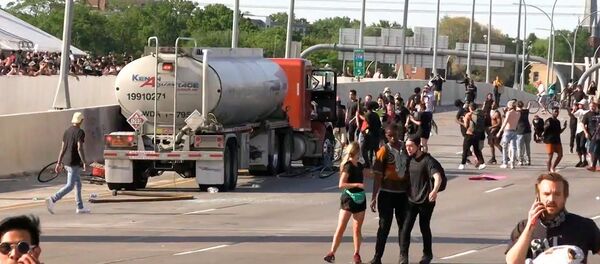 Грузовик въехал в толпу протестующих в Миннеаполисе Грузовик въехал в толпу протестующих в Миннеаполисе - Sputnik Молдова