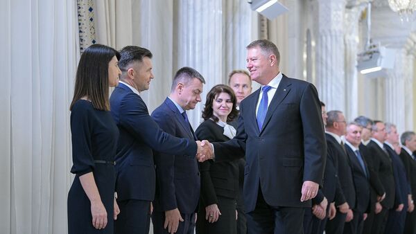 Klaus Iohannis cu Ionuț Stroe și alți miniștri - Sputnik Moldova-România