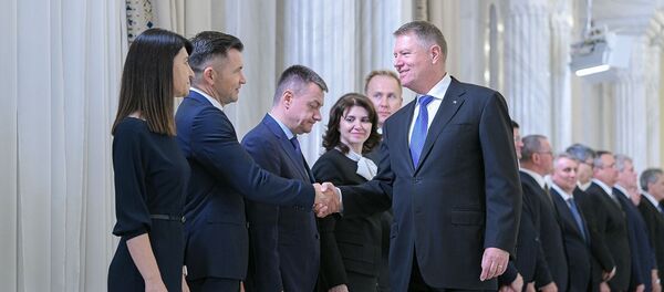 Klaus Iohannis cu Ionuț Stroe și alți miniștri - Sputnik Moldova-România
