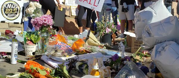 Цветы на месте гибели Джорджа Флойда в Миннеаполисе Цветы на месте гибели Джорджа Флойда в Миннеаполисе - Sputnik Молдова