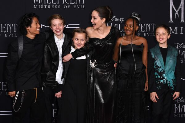 Актриса Анджелина Джоли с детьми в Голливуде  - Sputnik Молдова