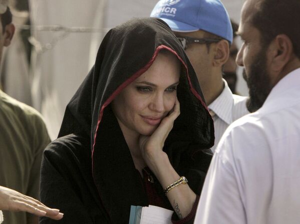 Американская актриса Анджелина Джоли во время посещения лагеря в Пакистане  - Sputnik Молдова
