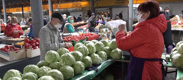 Центральный рынок Кишинева возобновил работу: как проходит торговля Центральный рынок Кишинева возобновил работу: как проходит торговля - Sputnik Молдова