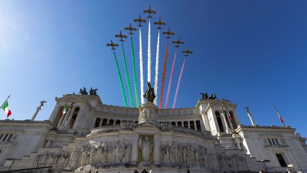 Пилотажная группа итальянских ВВС Frecce Tricolori пролетает над памятником Виктору Эммануилу II во время празднования Дня Республики в Италии - Sputnik Moldova-România