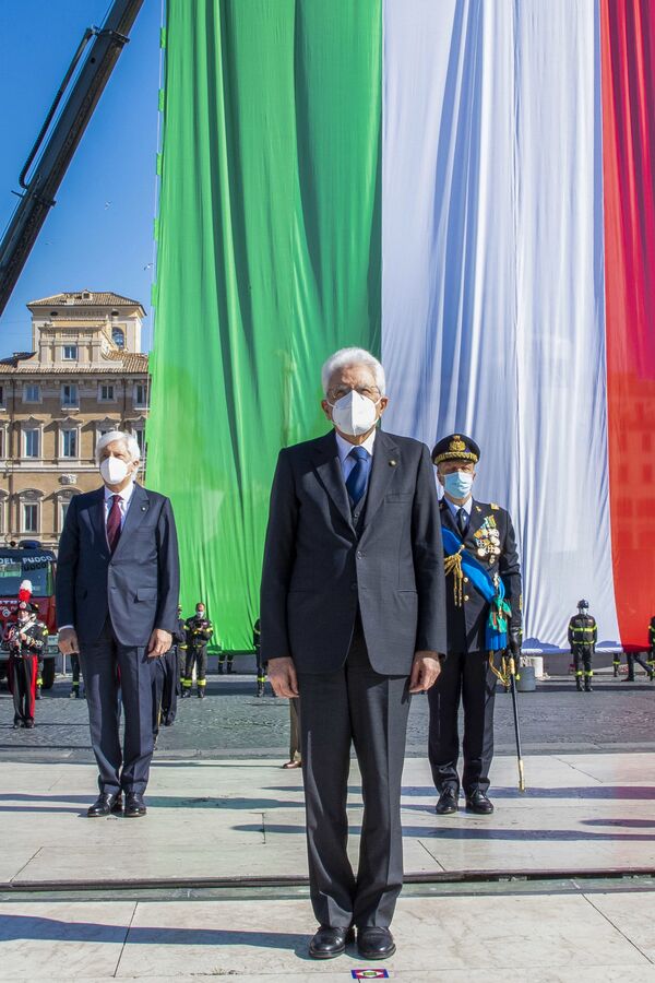 Президент Италии Серджо Маттарелла в маске на церемонии возложения венка к могиле неизвестного солдата у памятника Виктору Эммануилу II во время празднования Дня Республики в Италии - Sputnik Moldova-România