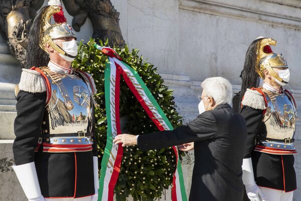Президент Италии Серджо Маттарелла в маске возлагает венок к могиле неизвестного солдата у памятника Виктору Эммануилу II во время празднования Дня Республики в Италии - Sputnik Moldova-România
