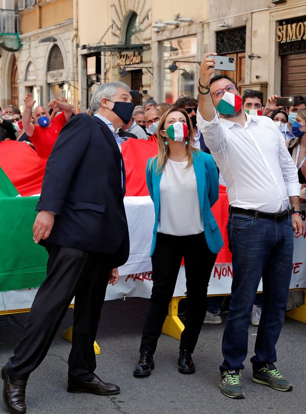Итальянские ультраправые лидеры Антонио Таджани, Маттео Сальвини и Джорджия Мелони во время антиправительственной акции протеста - Sputnik Moldova-România