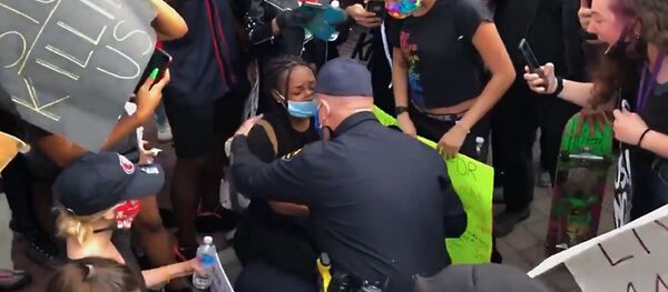 Vă iubim: un polițist  american a îngenucheat în fața protestatarilor din California  - Sputnik Moldova