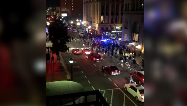 La San Diego o mașină a poliției a intrat într-o mulțime  de demonstranți  - Sputnik Moldova