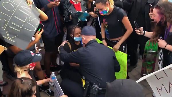 Мы любим вас: американский полицейский встал на колени перед протестующими в Калифорнии - Sputnik Молдова
