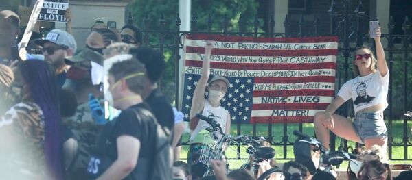 Sute de oameni s-au adunat în Minneapolis la reședința guvernatorului Sute de oameni s-au adunat în Minneapolis la reședința guvernatorului - Sputnik Moldova-România