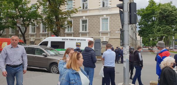 Alertă la Ministerul de Interne: Un obiect suspect a fost găsit în fața instituției Alertă la Ministerul de Interne: Un obiect suspect a fost găsit în fața instituției - Sputnik Moldova